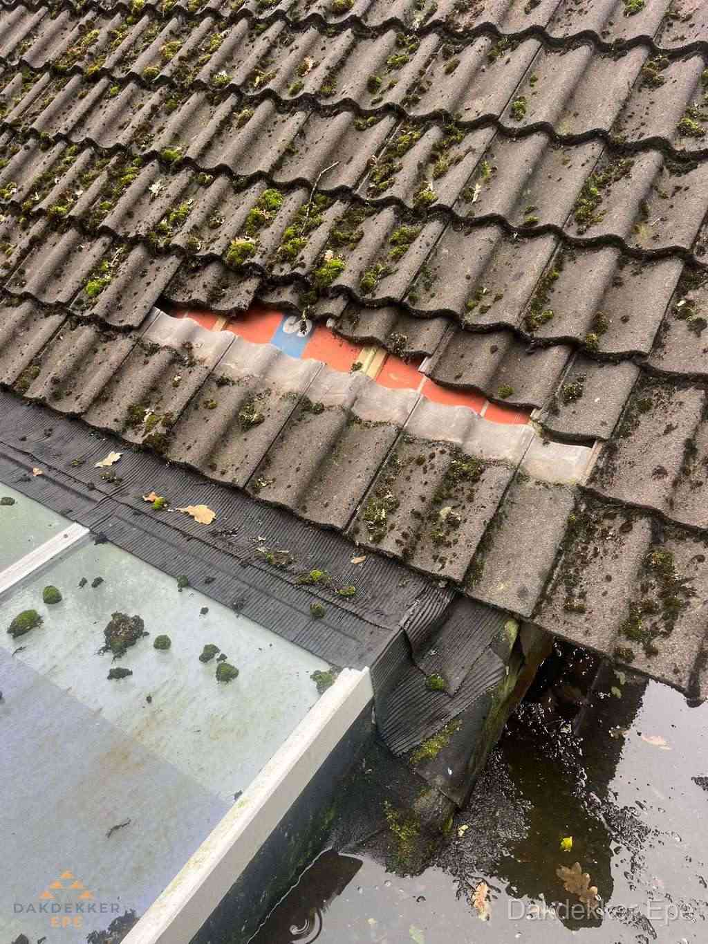 Beschadigd pannendak met ontbrekende dakpannen voor reparatie in Epe Beschadigd pannendak met ontbrekende dakpannen voor reparatie in Epe
