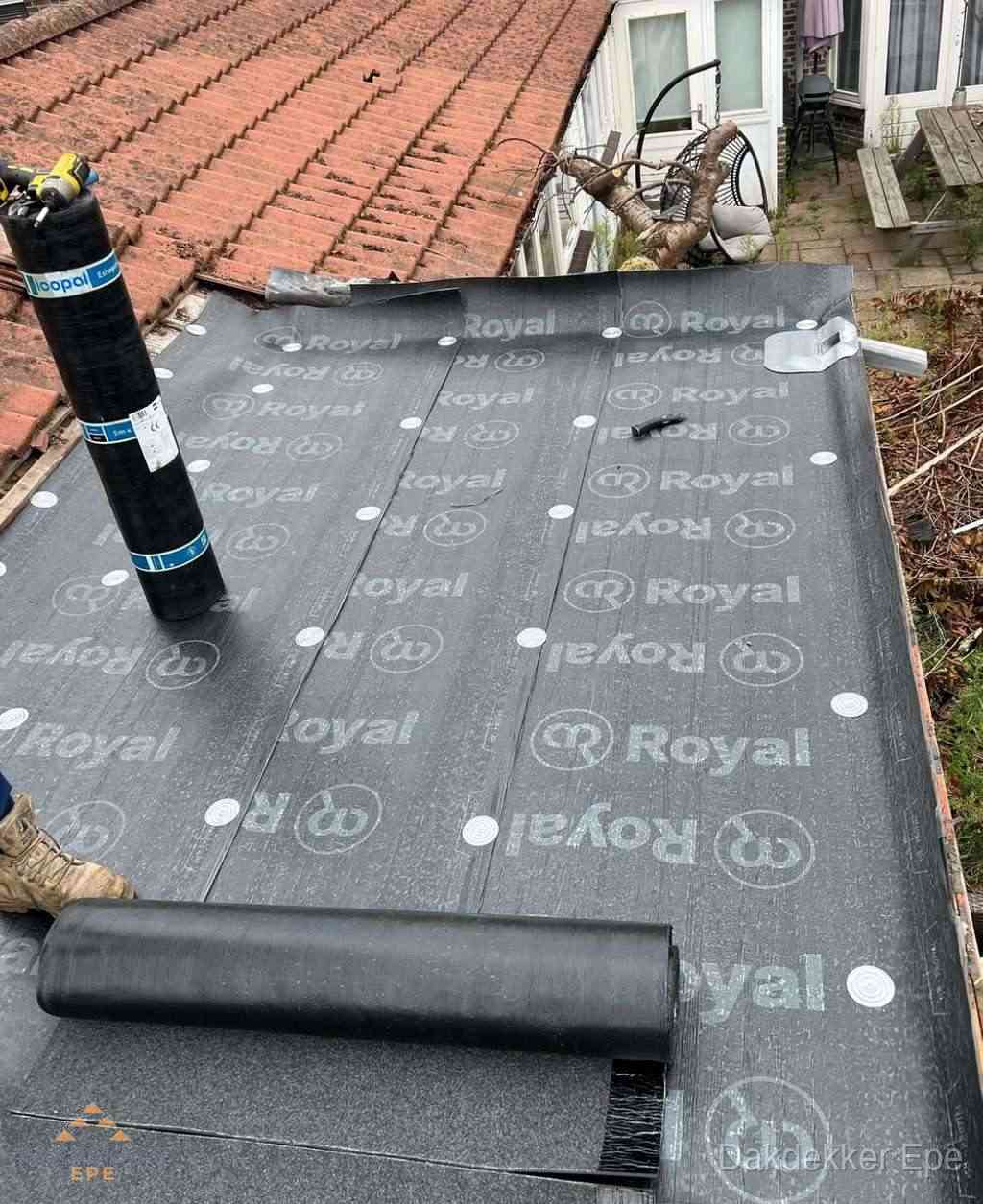 Plat dak met nieuwe bitumen dakbedekking en brandgereedschap in Epe Plat dak met nieuwe bitumen dakbedekking en brandgereedschap in Epe