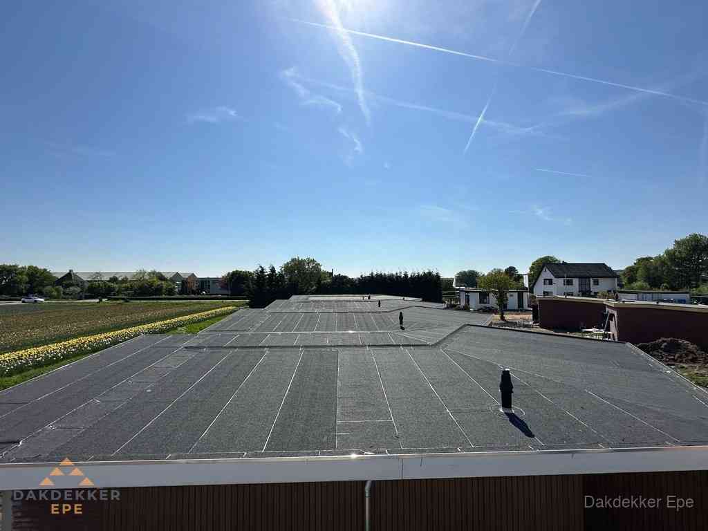 Groot plat dak met bitumen dakbedekking op bedrijfspand in Epe Groot plat dak met bitumen dakbedekking op bedrijfspand in Epe
