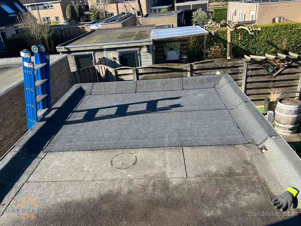 Dakdekker legt onderlaag op plat dak met houten constructie in Epe Dakdekker legt onderlaag op plat dak met houten constructie in Epe