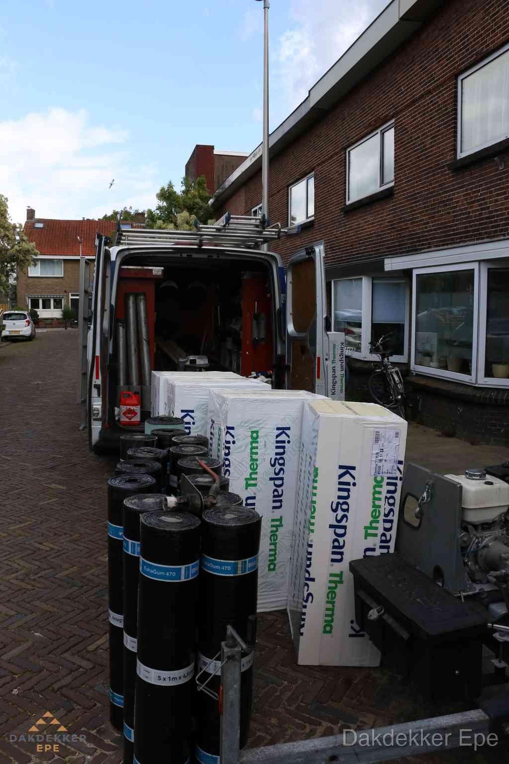 Plat dak met bitumen dakbedekking en brander in Epe Plat dak met bitumen dakbedekking en brander in Epe