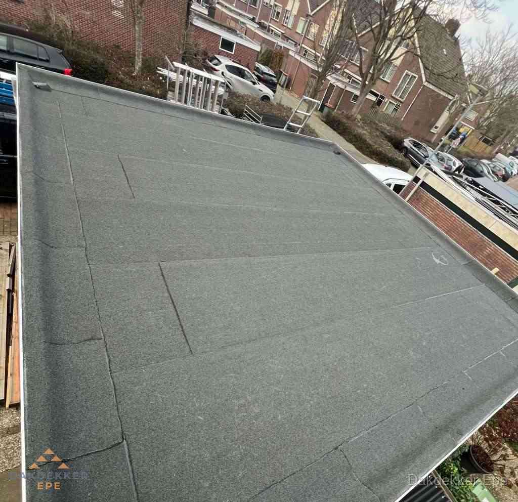 Nieuwe bitumen dakbedekking op plat dak van garage in Epe Nieuwe bitumen dakbedekking op plat dak van garage in Epe