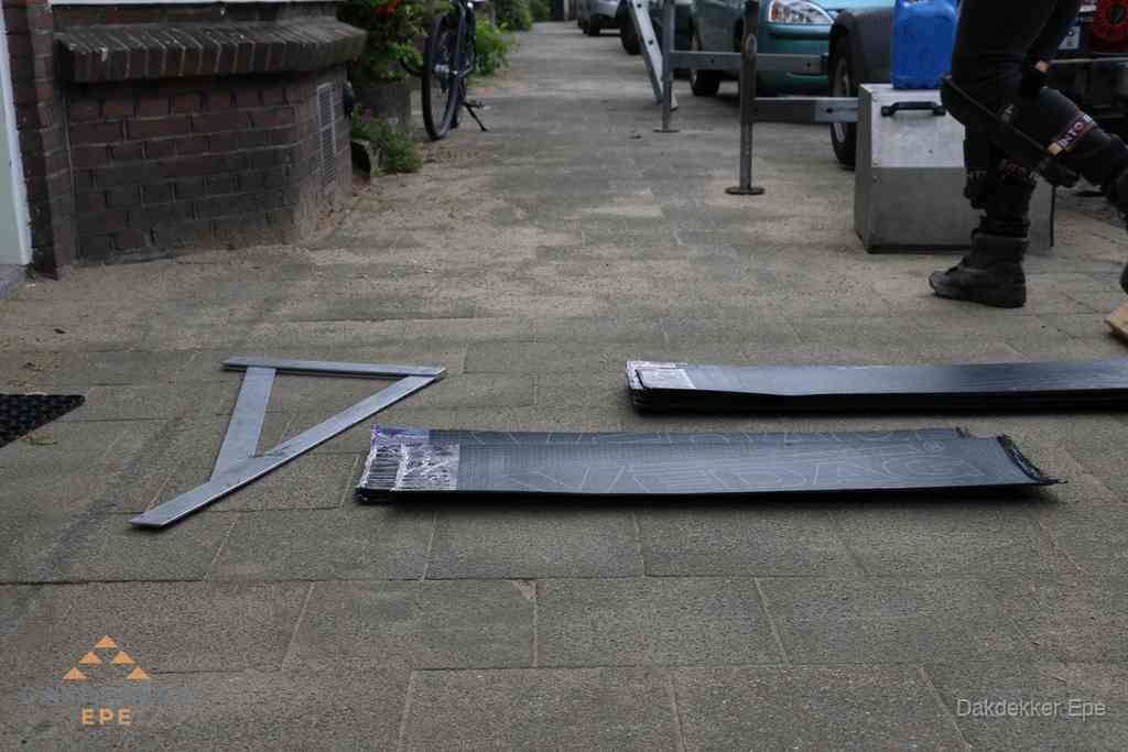 Dakbedekkingsmateriaal en zinkwerk klaargelegd voor reparatie in Epe Dakbedekkingsmateriaal en zinkwerk klaargelegd voor reparatie in Epe