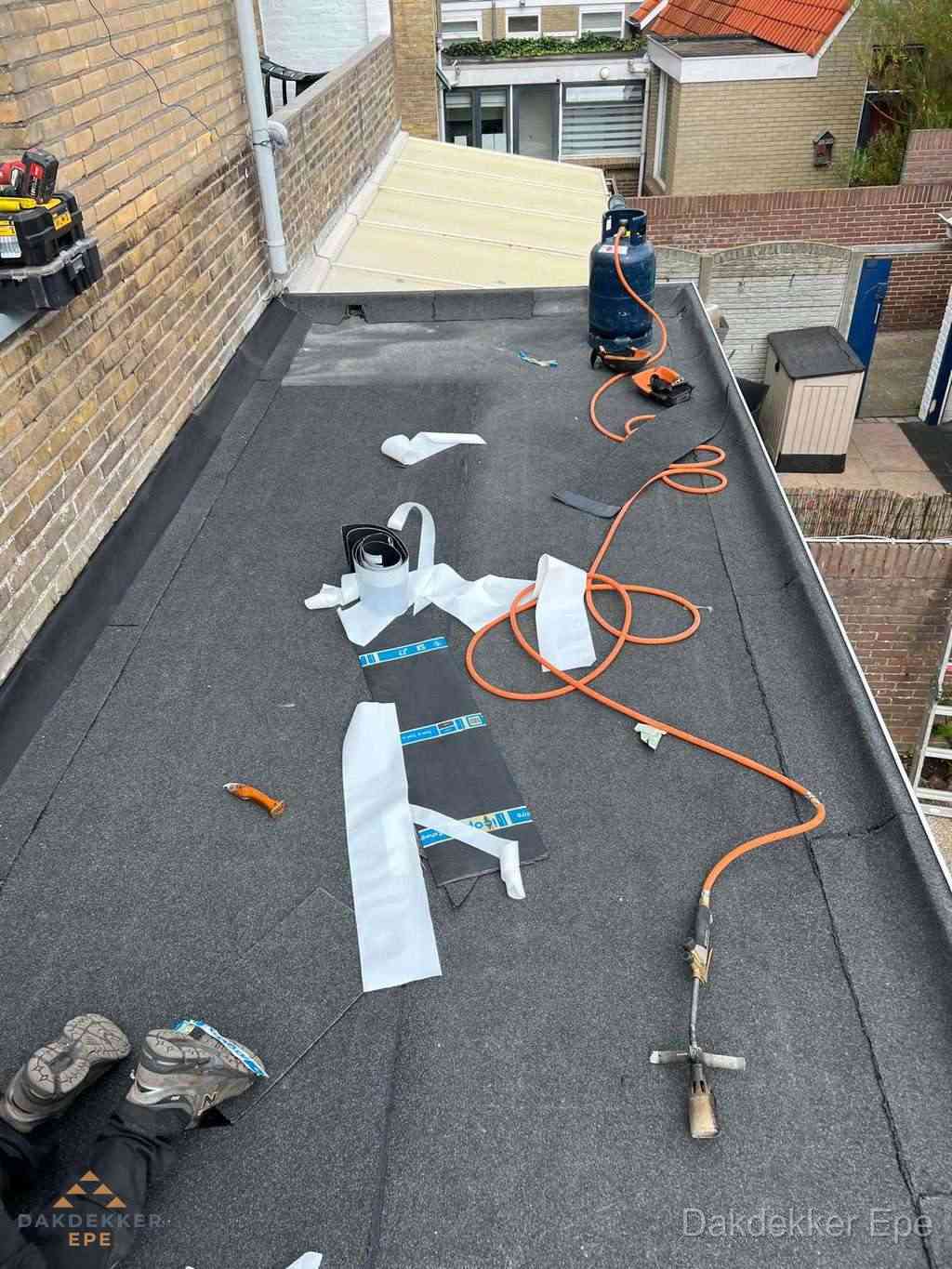 Dakdekker brengt EPDM dakbedekking aan op plat dak in Epe Dakdekker brengt EPDM dakbedekking aan op plat dak in Epe