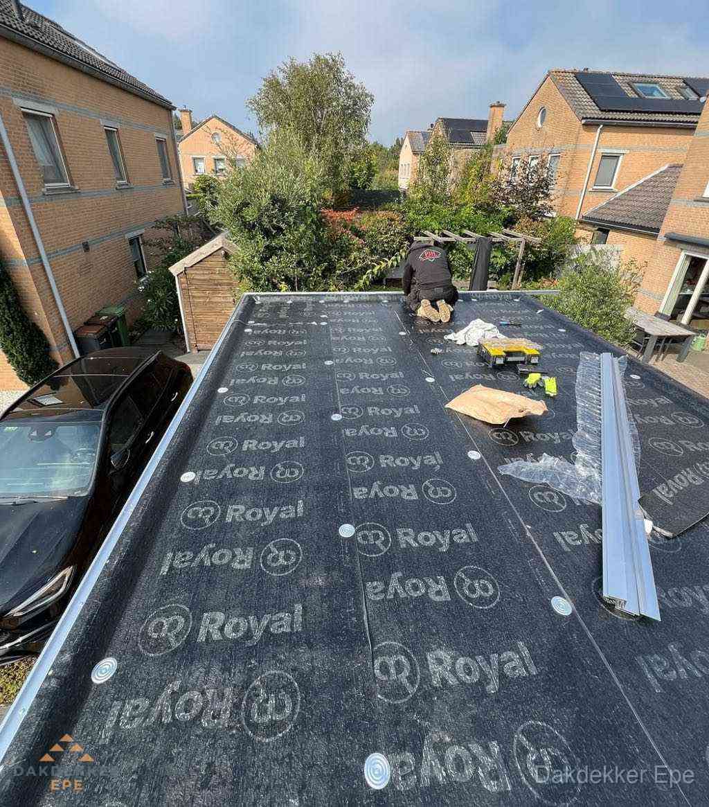 Dakdekker aan het werk op plat dak renovatie in Epe Dakdekker aan het werk op plat dak renovatie in Epe