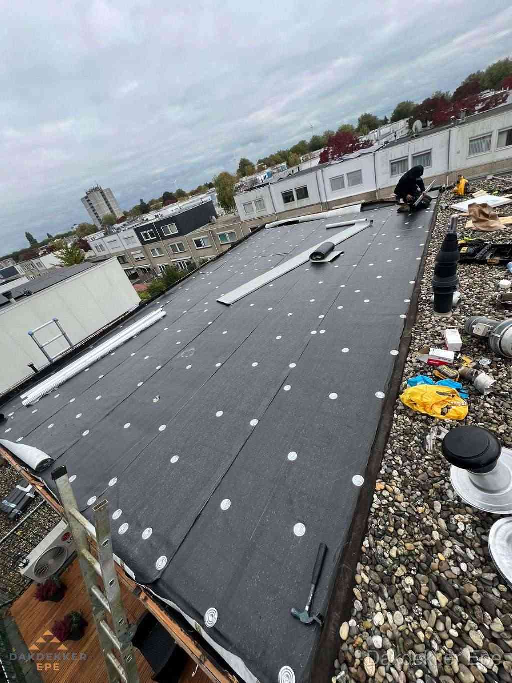 Dakleer vervangen op groot plat dak door dakdekker in Epe Dakleer vervangen op groot plat dak door dakdekker in Epe