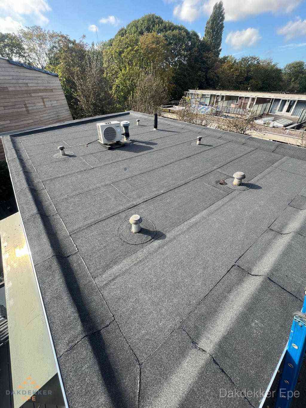 Plat dak met bitumen en brandgereedschap van dakdekkersbedrijf in Epe Plat dak met bitumen en brandgereedschap van dakdekkersbedrijf in Epe
