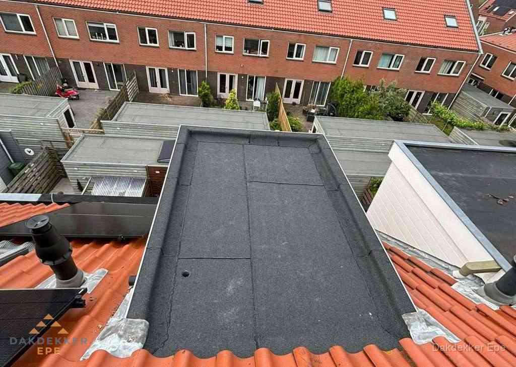 Plat dak met bitumen bedekking naast dakkapel in Epe Plat dak met bitumen bedekking naast dakkapel in Epe