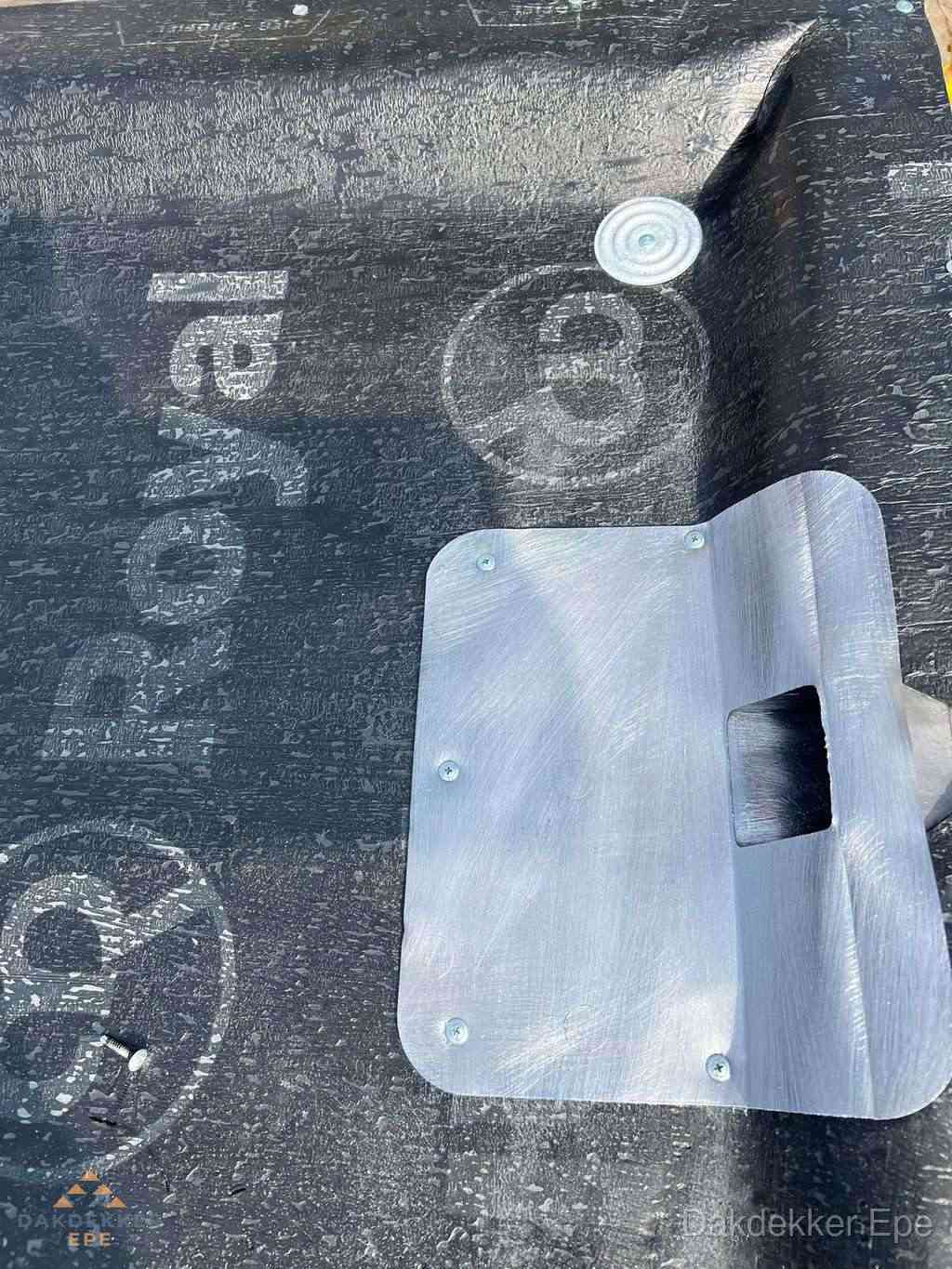 Dakdoorvoer met metalen afvoerplaat op bitumen dak in Epe Dakdoorvoer met metalen afvoerplaat op bitumen dak in Epe
