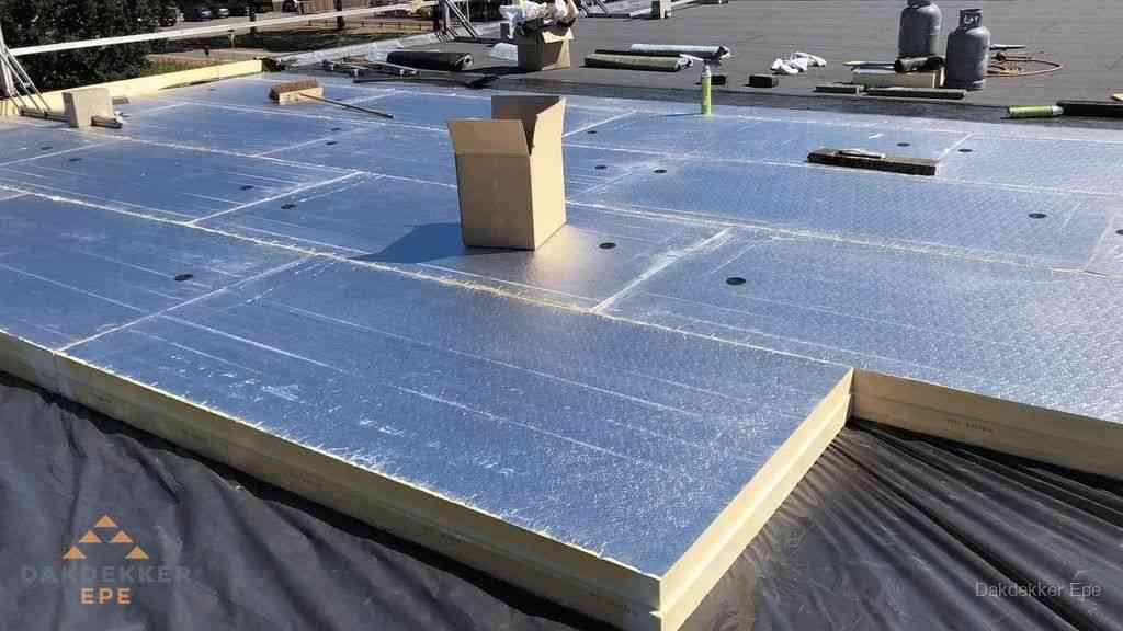 PIR isolatieplaten worden gelegd op plat dak voor dakisolatie in Epe PIR isolatieplaten worden gelegd op plat dak voor dakisolatie in Epe