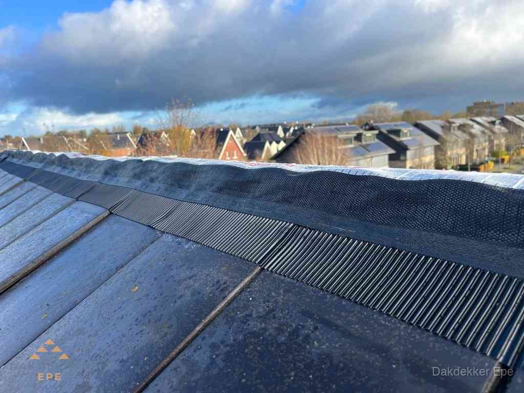 Dakisolatie bij de nok met ventilatieprofiel op schuin dak in Epe Dakisolatie bij de nok met ventilatieprofiel op schuin dak in Epe