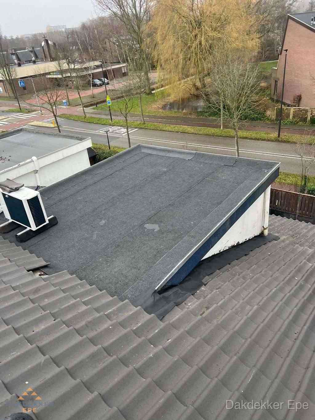Plat dak met bitumen dakbedekking naast schuin pannendak in Epe Plat dak met bitumen dakbedekking naast schuin pannendak in Epe