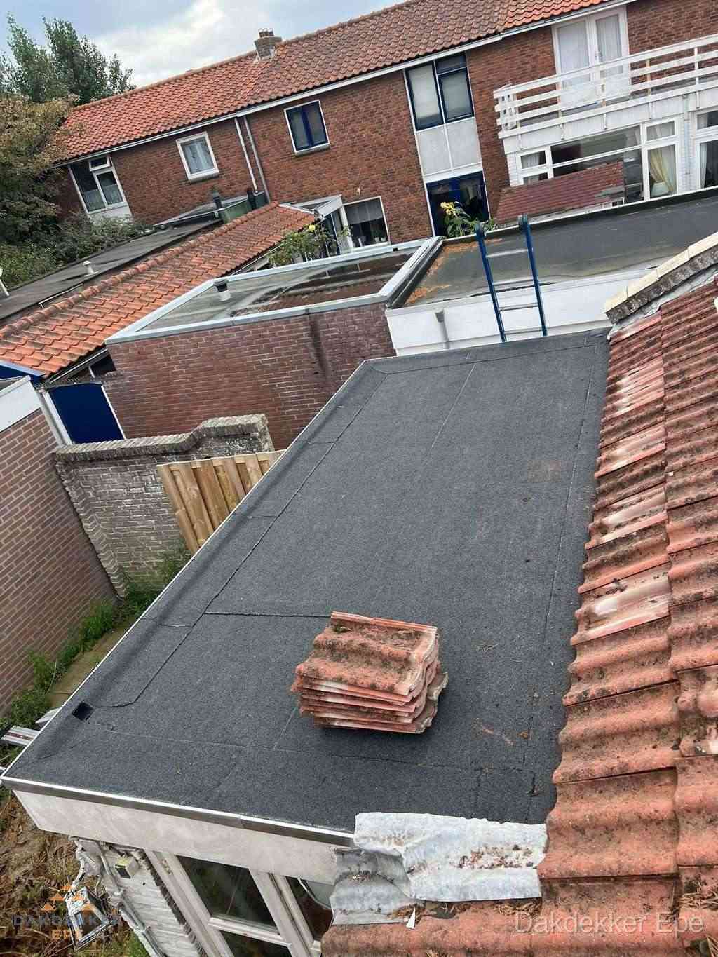 Aanbouw plat dak met reservepannen voor dakpannen vervangen in Epe Aanbouw plat dak met reservepannen voor dakpannen vervangen in Epe