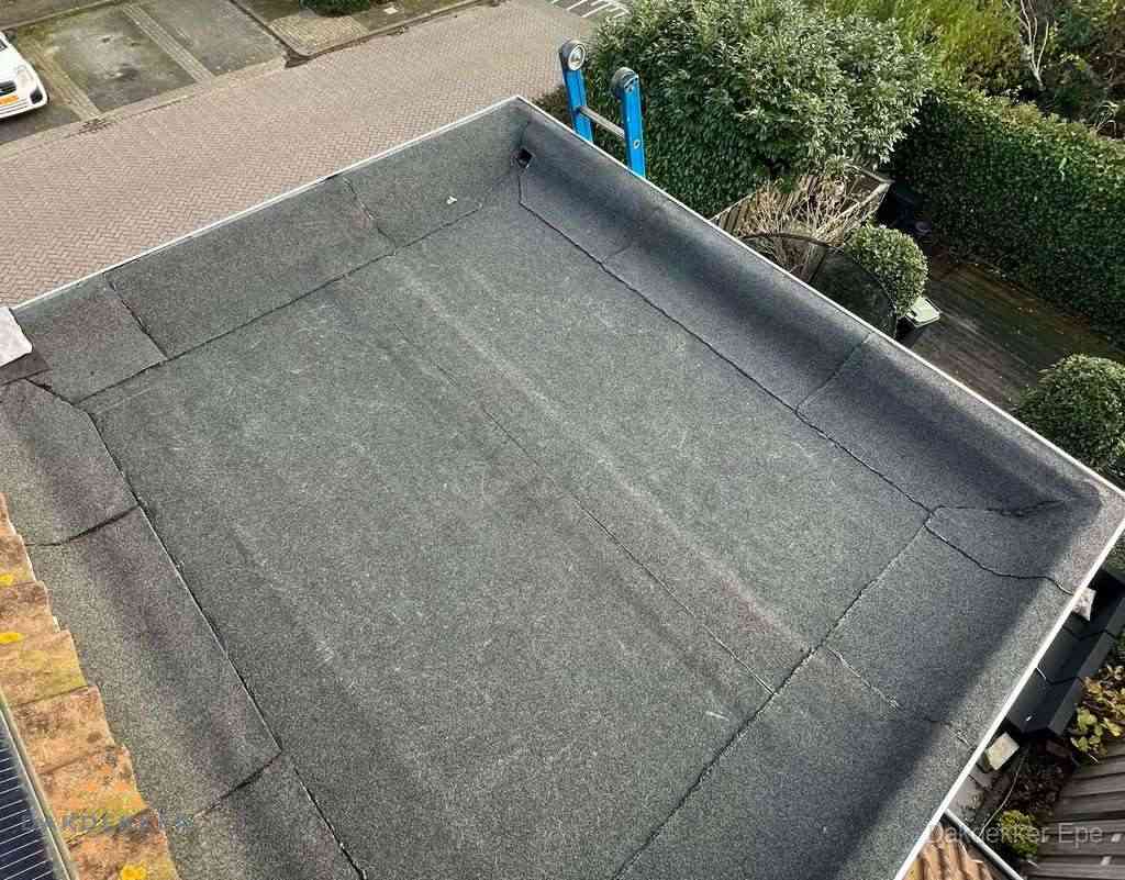Gerenoveerd plat dak met nieuwe bitumen dakbedekking in Epe Gerenoveerd plat dak met nieuwe bitumen dakbedekking in Epe