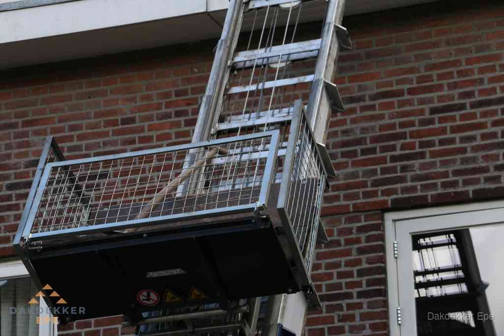 Ladderlift met dakpannen voor dakpan reparatie in Epe Ladderlift met dakpannen voor dakpan reparatie in Epe