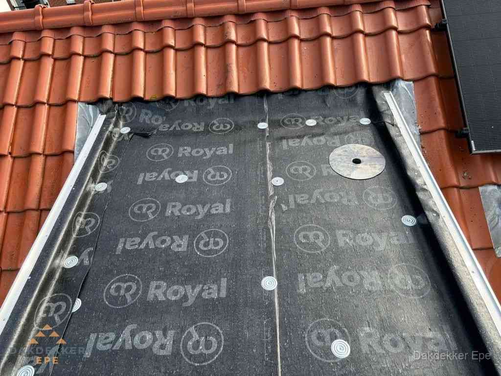 Nieuw dak met dakpannen en Royal onderlaag bij woning in Epe Nieuw dak met dakpannen en Royal onderlaag bij woning in Epe