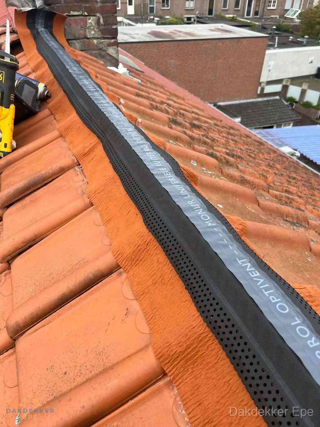 Plat dak aanbouw met bitumen naast schuin pannendak in Epe Plat dak aanbouw met bitumen naast schuin pannendak in Epe