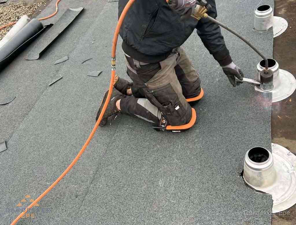 Gereedschap op nieuw plat dak na renovatie in Epe Gereedschap op nieuw plat dak na renovatie in Epe