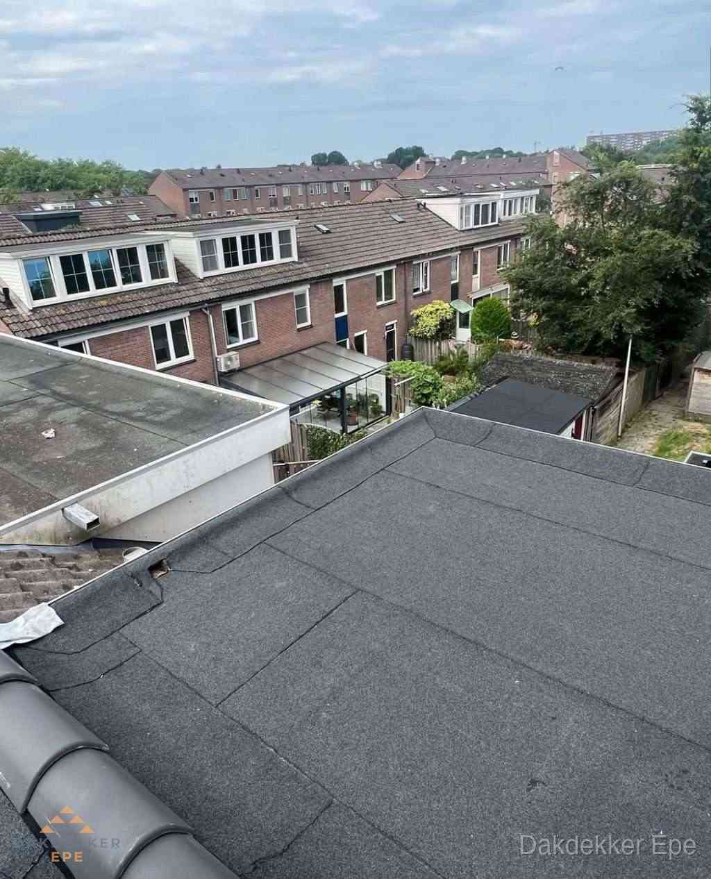 Vernieuwd plat dak met bitumen in woonwijk in Epe Vernieuwd plat dak met bitumen in woonwijk in Epe
