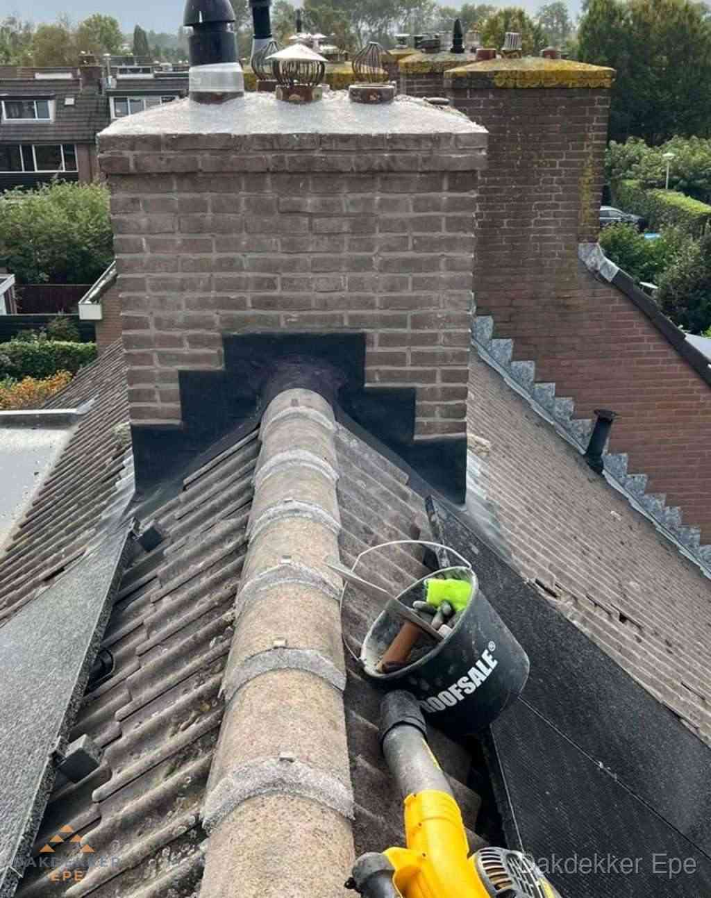 Dakdekker repareert bitumen dakleer bij dakdoorvoer in Epe Dakdekker repareert bitumen dakleer bij dakdoorvoer in Epe