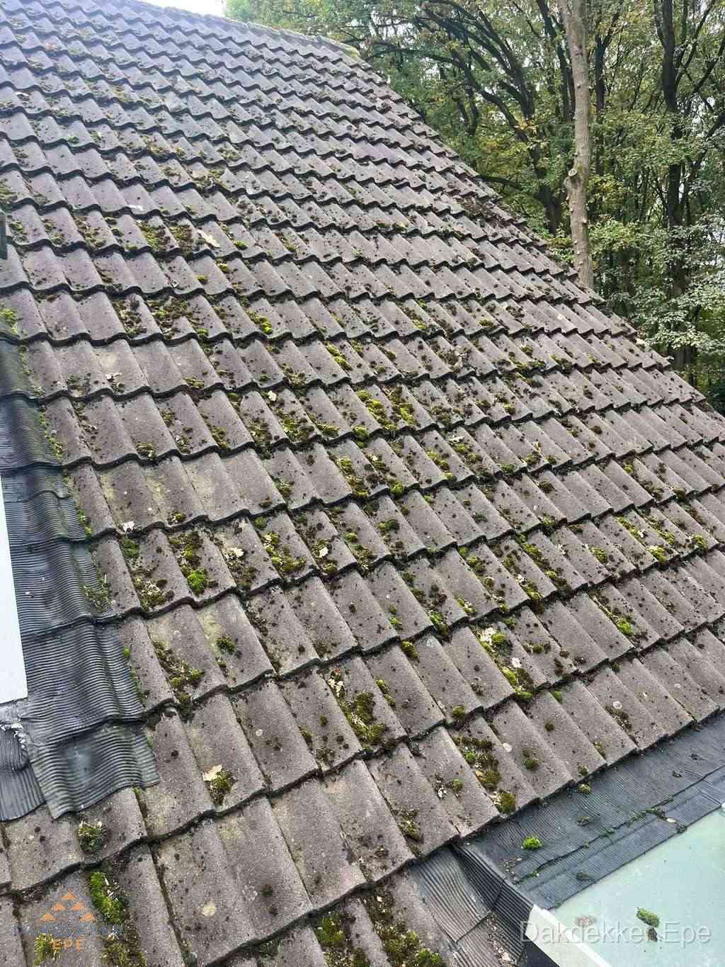 Verweerd pannendak met mosgroei dat renovatie nodig heeft in Epe Verweerd pannendak met mosgroei dat renovatie nodig heeft in Epe